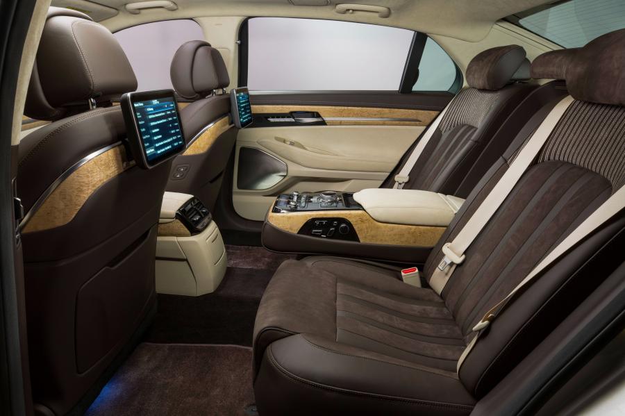 Интерьер Genesis G90 Vanity Fair Special Edition (HI) 2018 года  (фото 21 из 24)